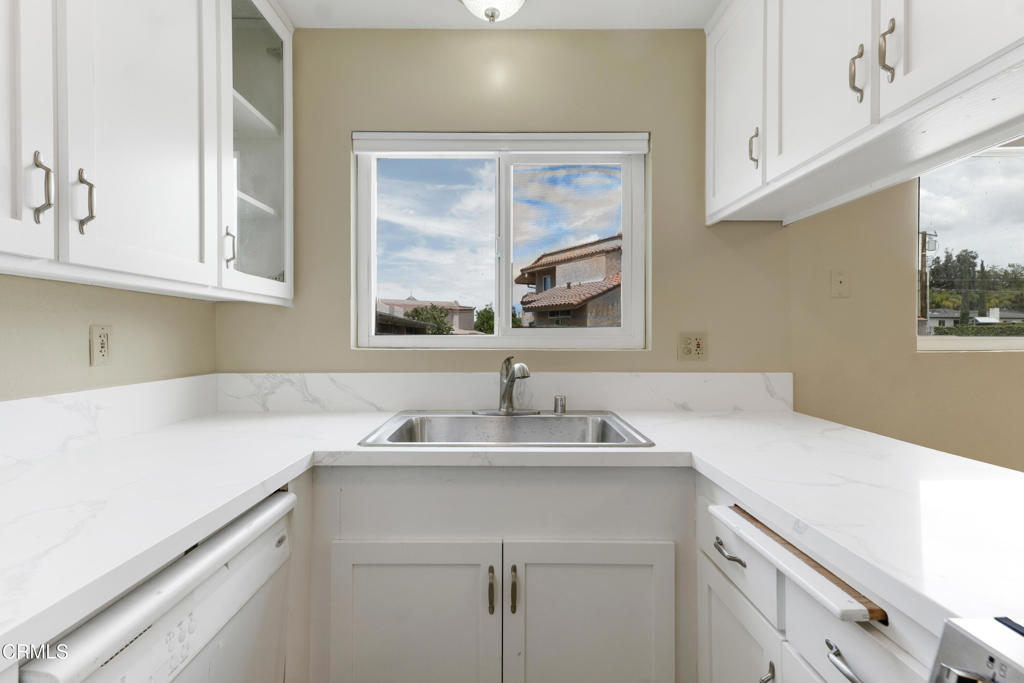 1690 E Hillcrest Drive Property Photo 10