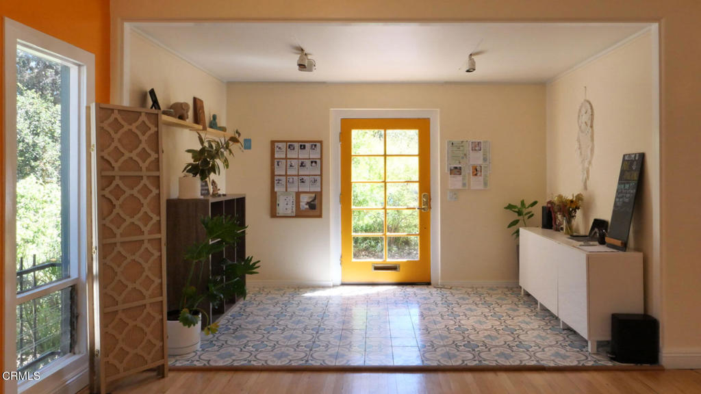 306 E Matilija Street Property Photo 5