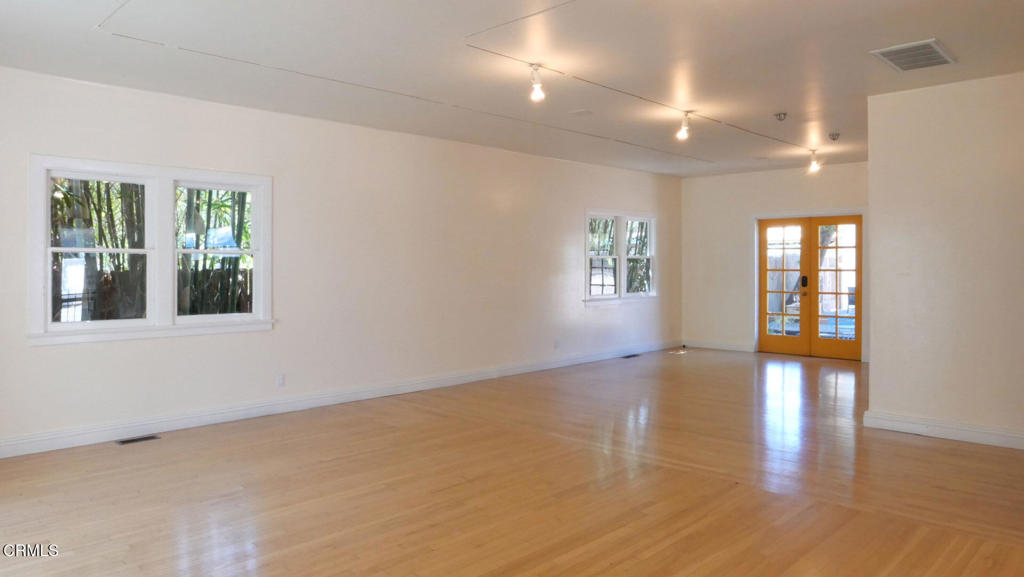 306 E Matilija Street Property Photo 7