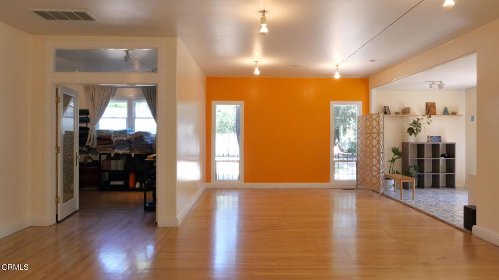 306 E Matilija Street Property Photo 9