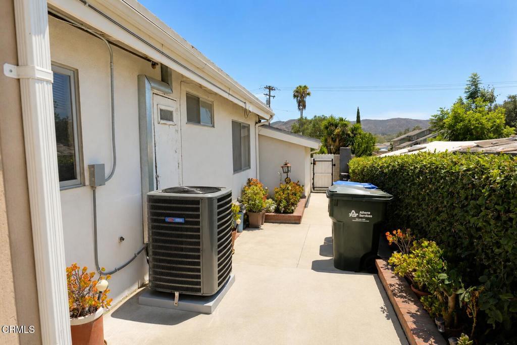 935 E Hillcrest Drive Property Photo 14