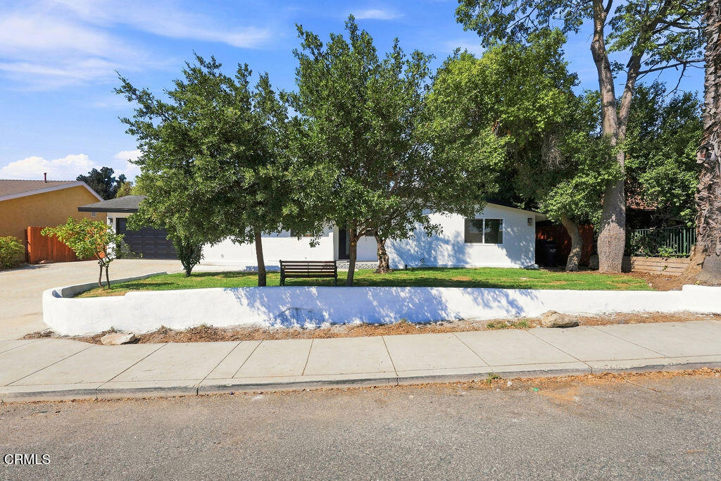975 E Avenida De Los Arboles Property Photo 1