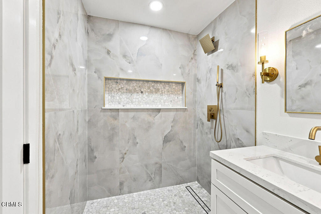 975 E Avenida De Los Arboles Property Photo 16