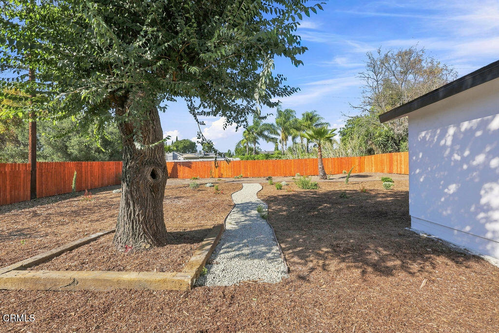 975 E Avenida De Los Arboles Property Photo 18