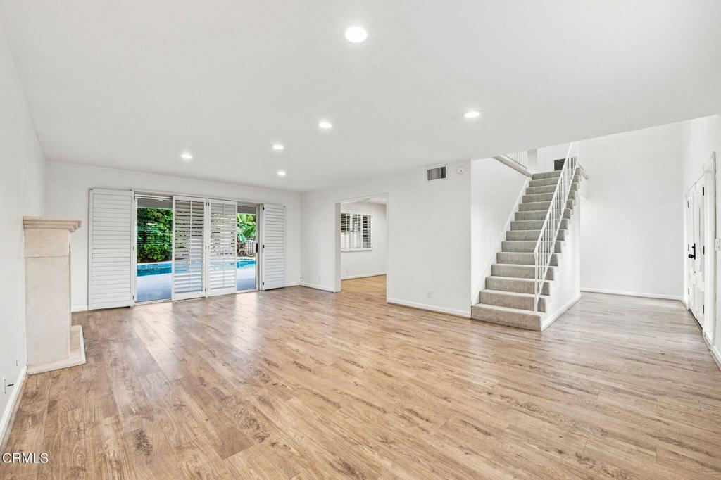 1128 El Monte Drive Property Photo 4