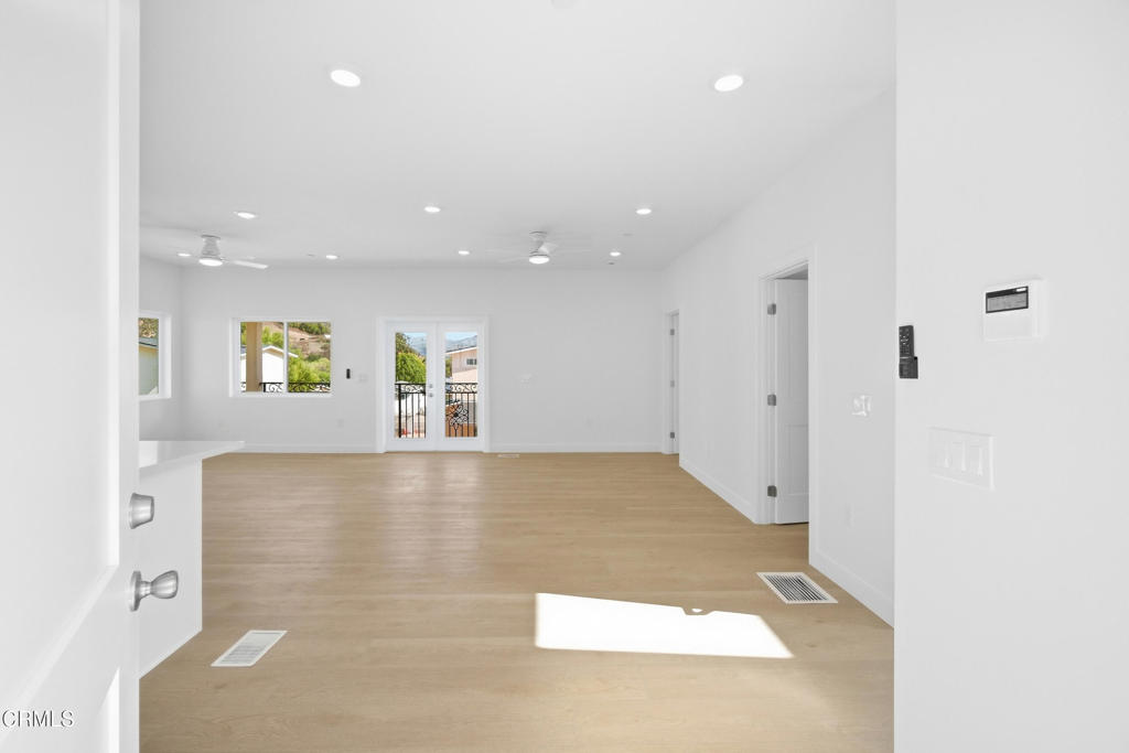 923 N Main Property Photo 11