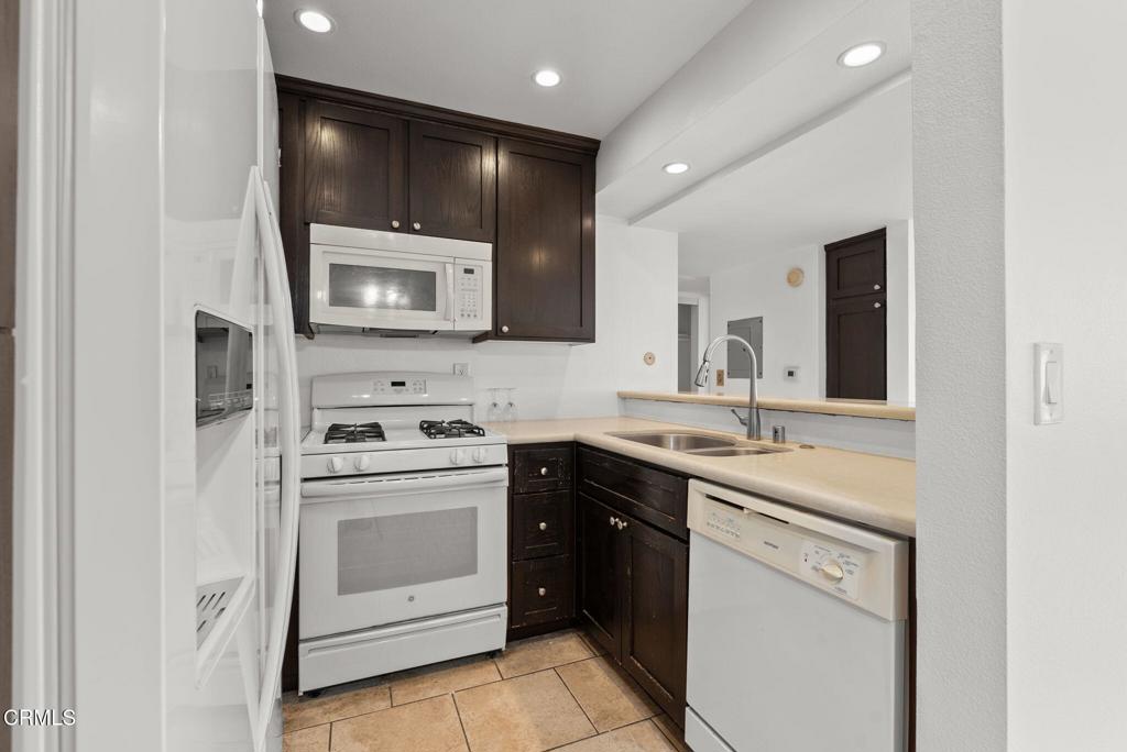 5325 Newcastle Avenue 126 Property Photo 5