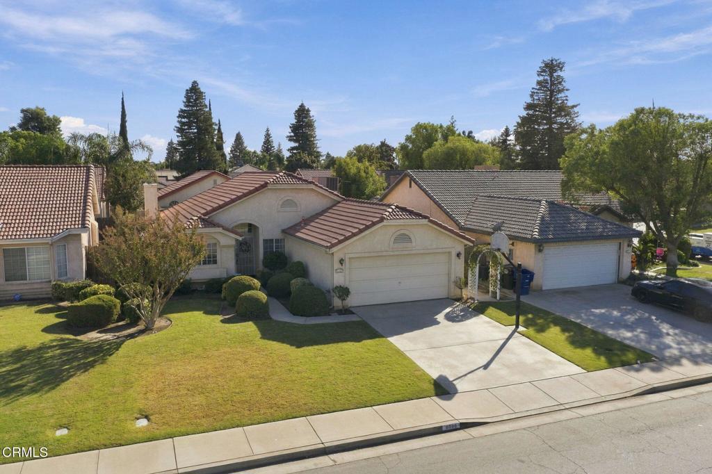 8709 White Rock Drive Property Photo 3