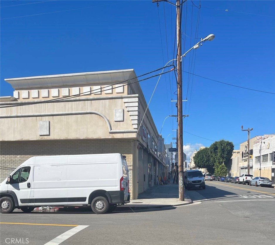 960 E 12th Street Property Photo 2
