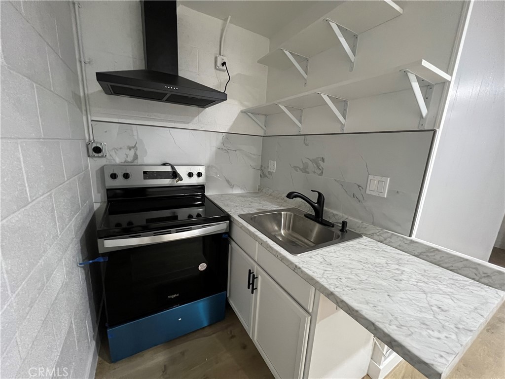 8422 S San Pedro Street Property Photo 10