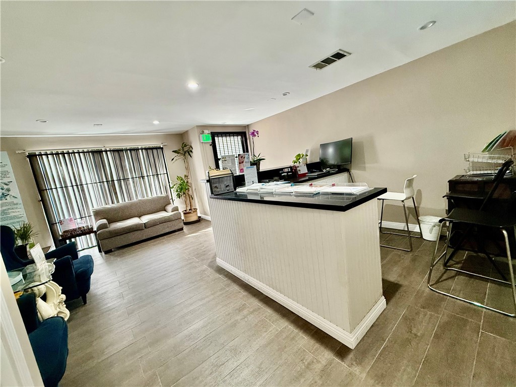 5608 Rosemead Boulevard Property Photo 3