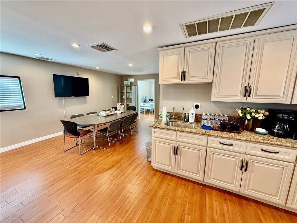 5608 Rosemead Boulevard Property Photo 8