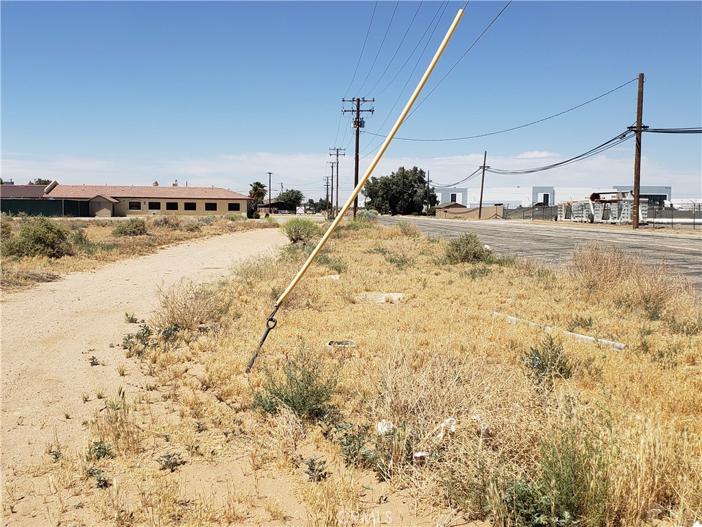 17898 Adelanto Rd Property Photo 4