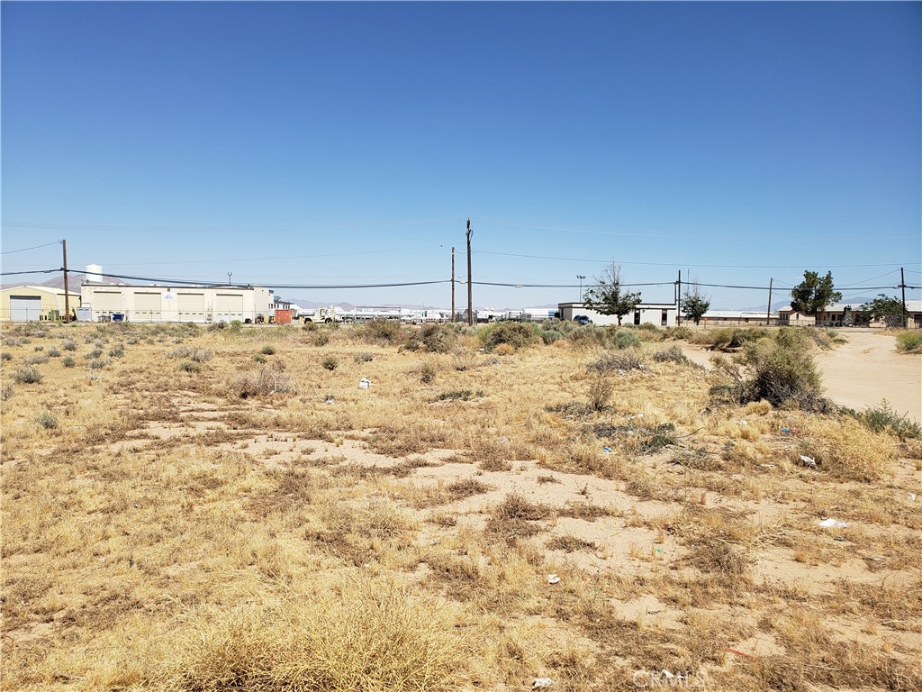 17898 Adelanto Rd Property Photo 6