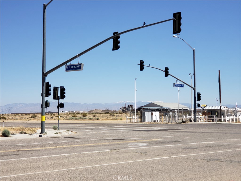 17898 Adelanto Rd Property Photo 7