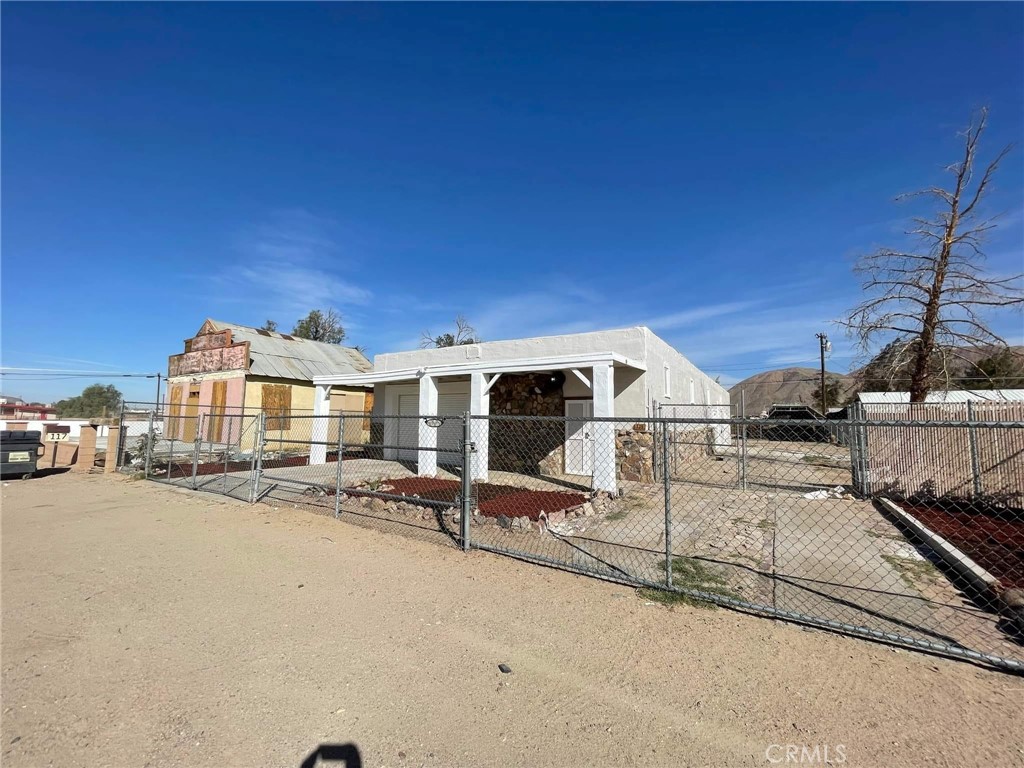 125 E Yermo Road Property Photo