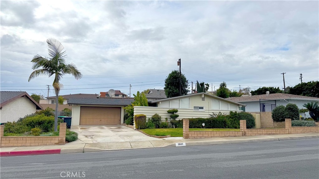 1601 Crest Vista Drive Property Photo