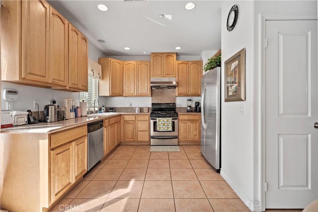 123 Dewey Ave D Property Photo 10