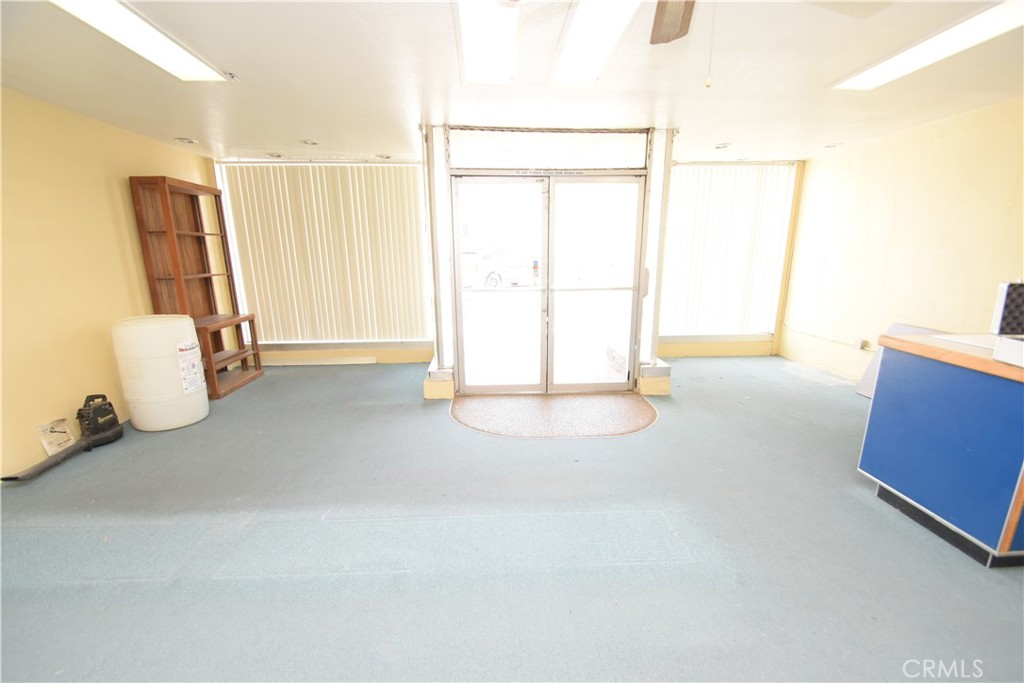 656 W Lancaster Boulevard Property Photo 4