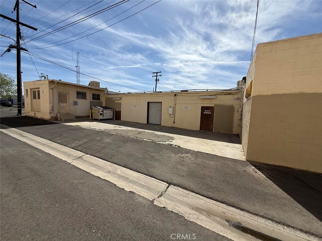 656 W Lancaster Boulevard Property Photo 10