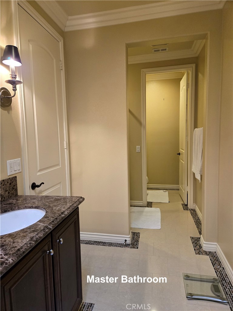 726 W Huntington Drive B Property Photo 32