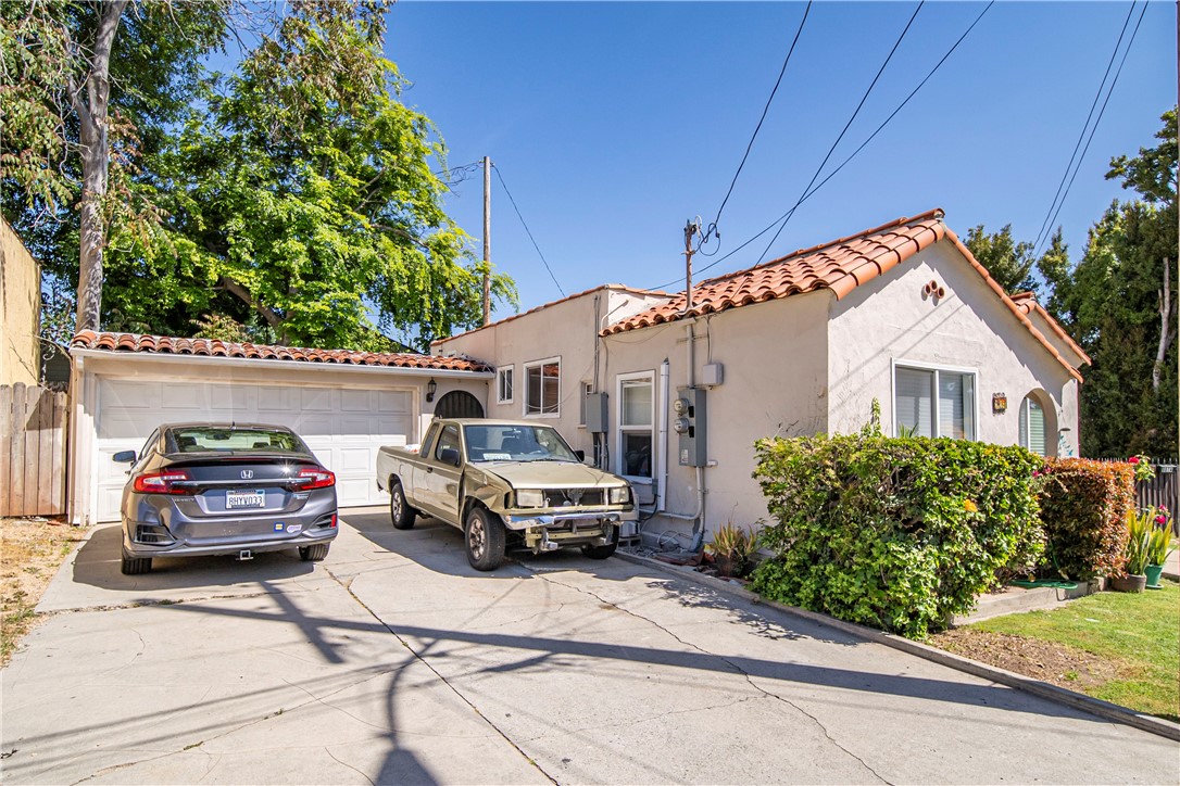 907 E Mountain View Property Photo 4