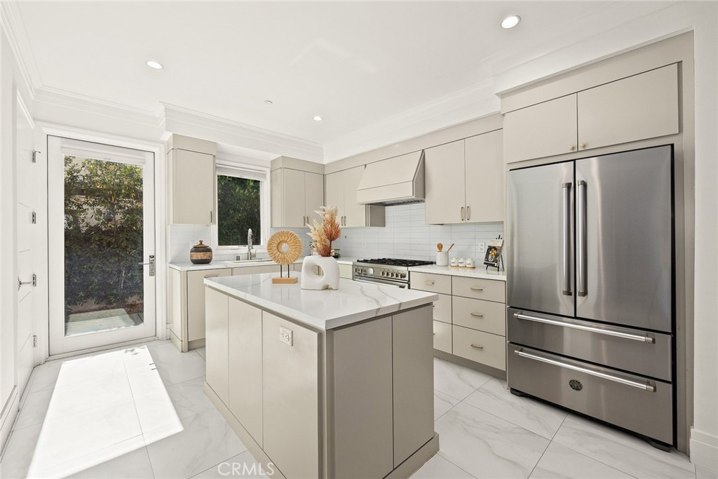 125 California Street B Property Photo 8