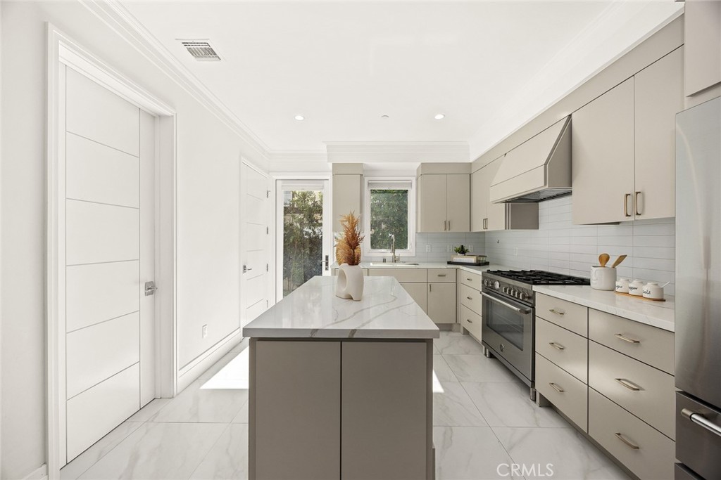125 California Street B Property Photo 9