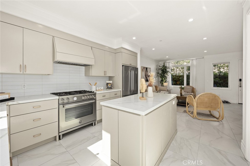 125 California Street B Property Photo 11