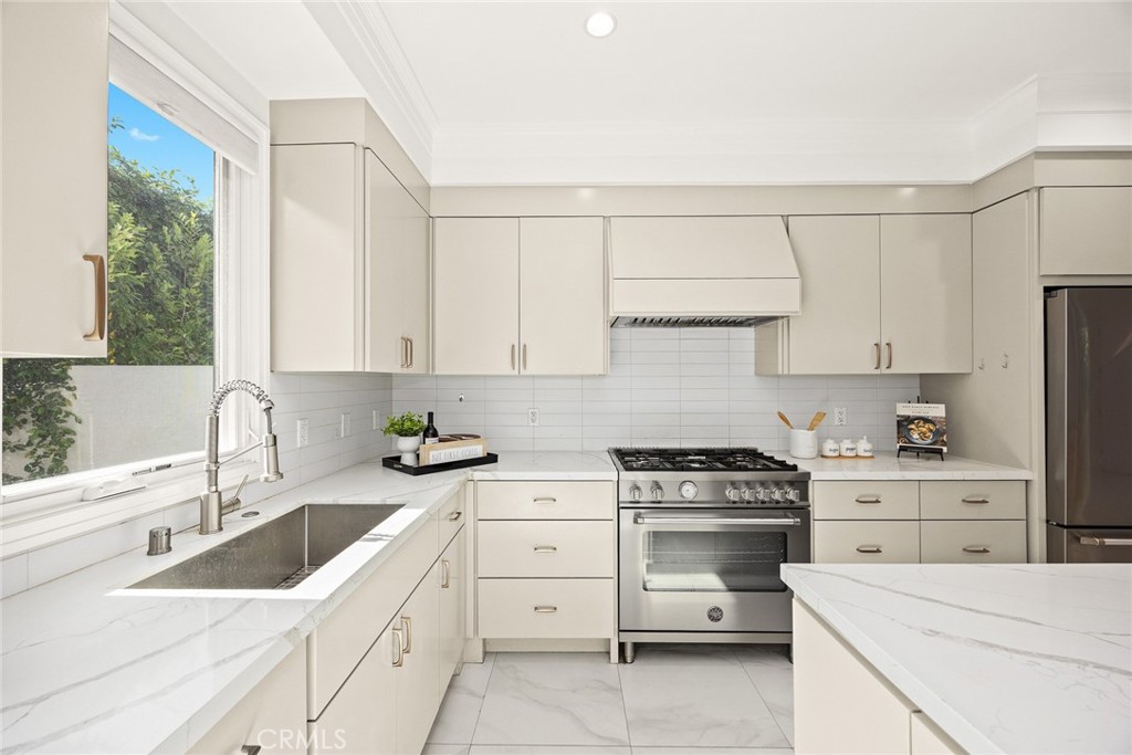 125 California Street B Property Photo 12