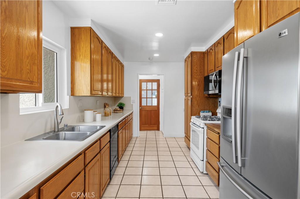 5030 Kauffman Avenue Property Photo 8