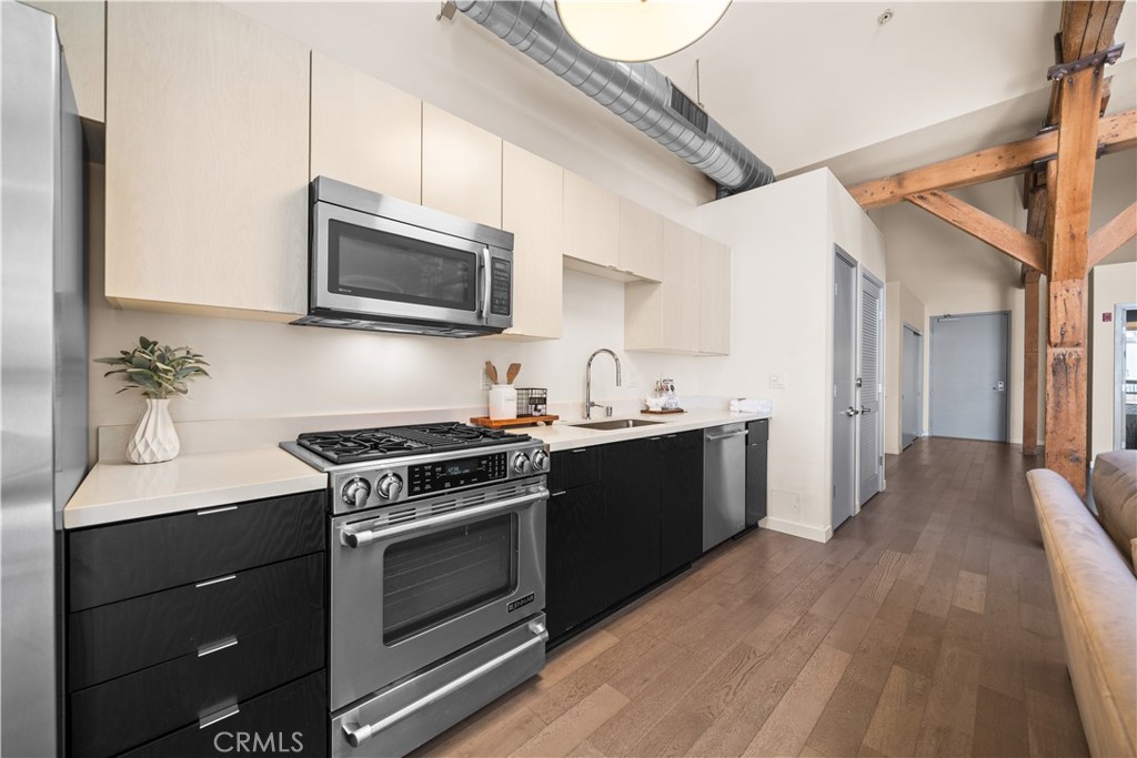 527 Molino Street 213 Property Photo 7