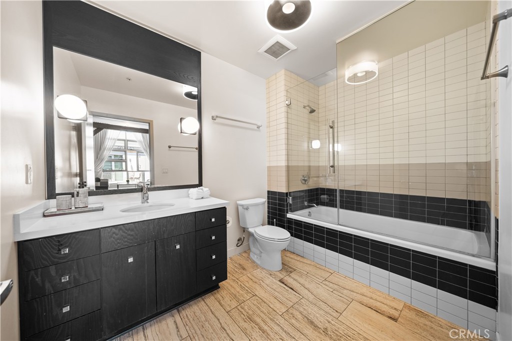 527 Molino Street 213 Property Photo 8