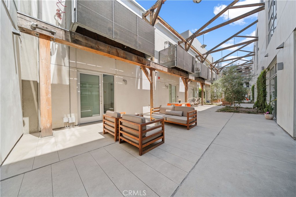 527 Molino Street 213 Property Photo 32