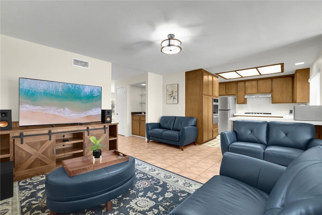 912 Jacmar Drive Property Photo 5