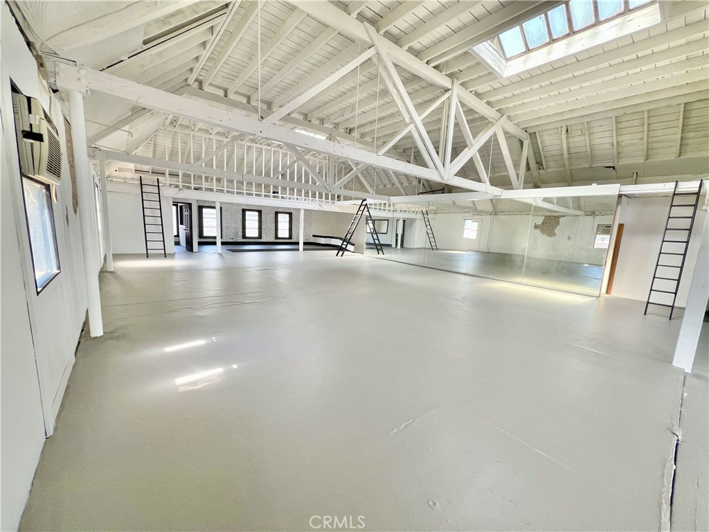 606 E 6th Street Property Photo 4