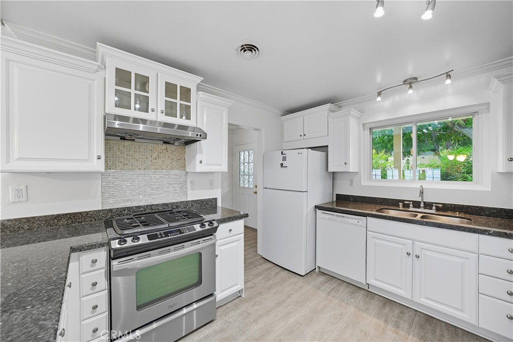 644 E Lee Place Property Photo 4