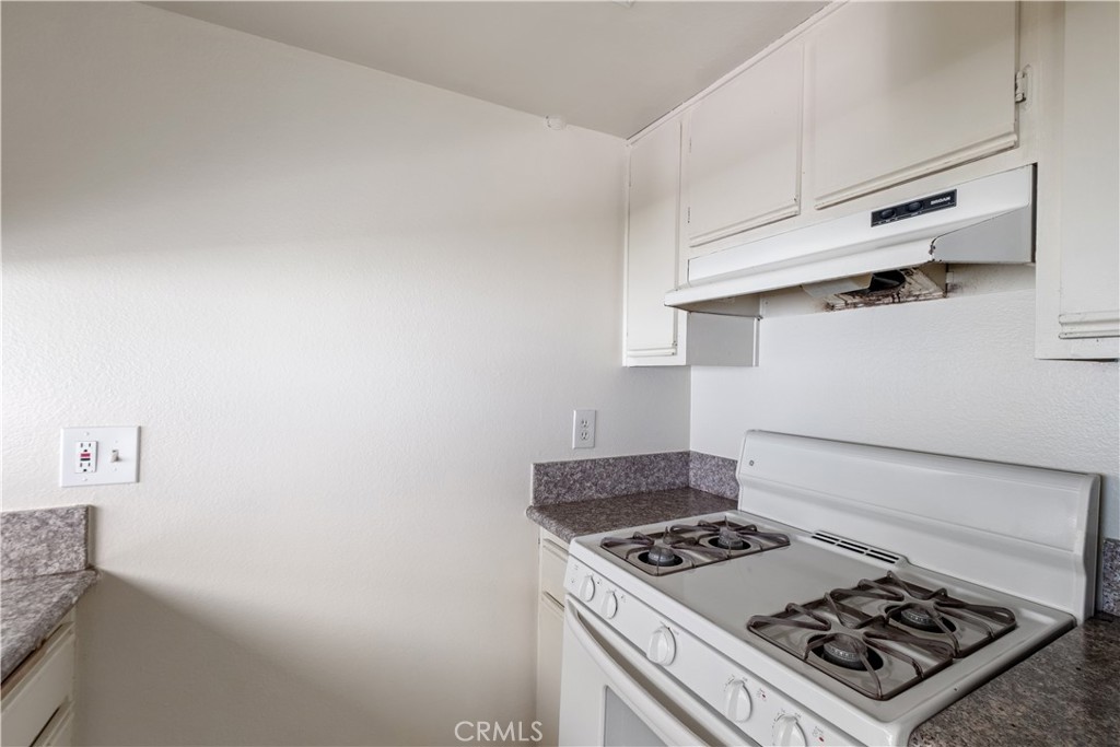 2726 S Menlo Ave. Property Photo 2