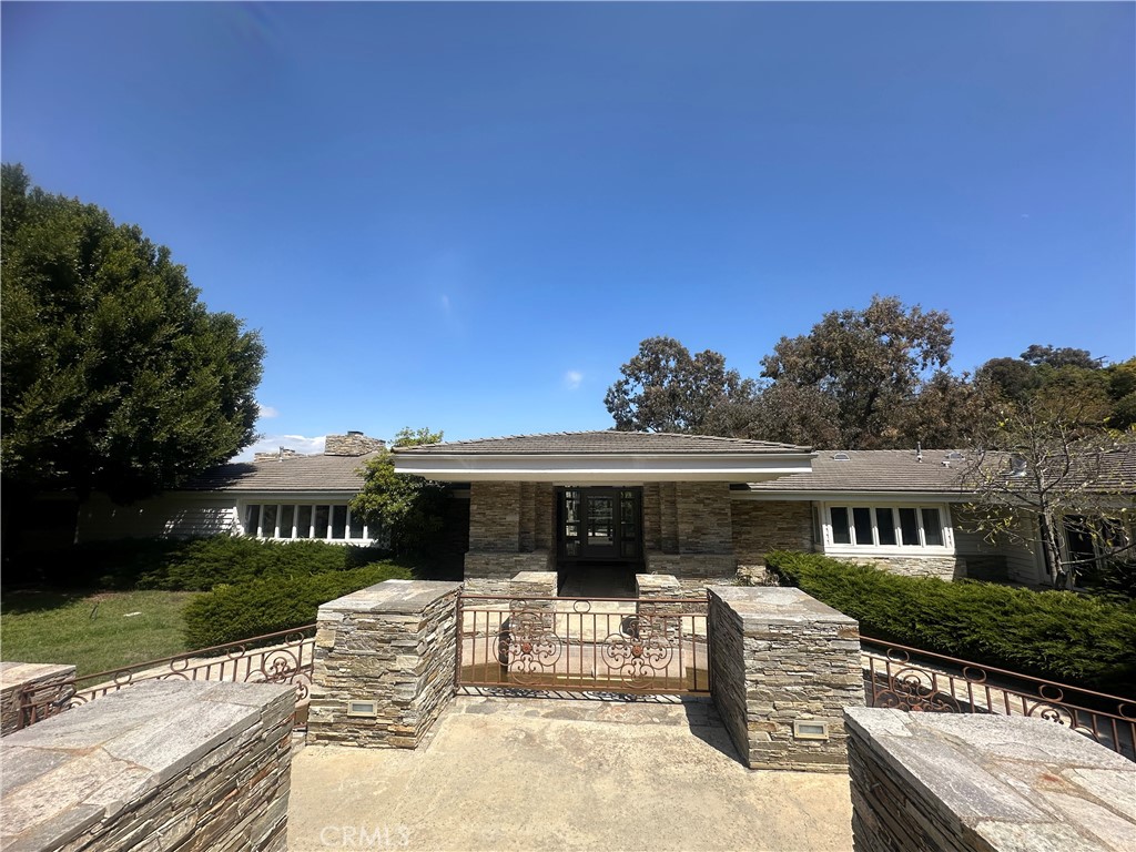 60 Crest Road E Property Photo 1