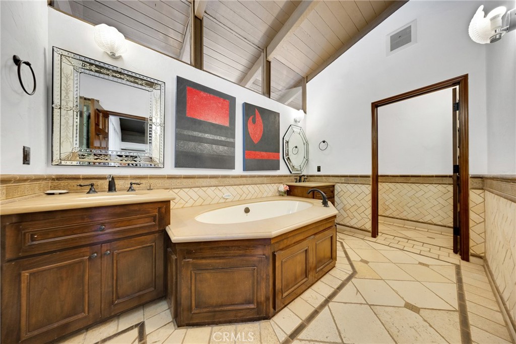 2300 Villa Heights Property Photo 34