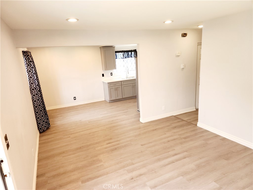 323 W 47th Property Photo 3
