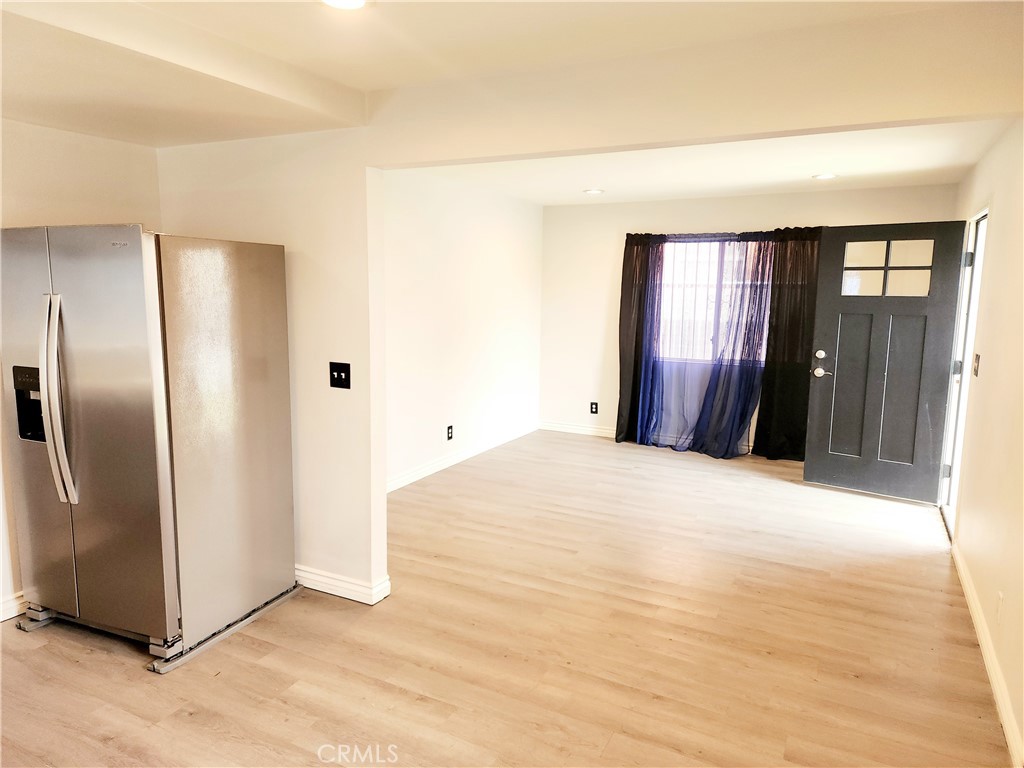 323 W 47th Property Photo 4