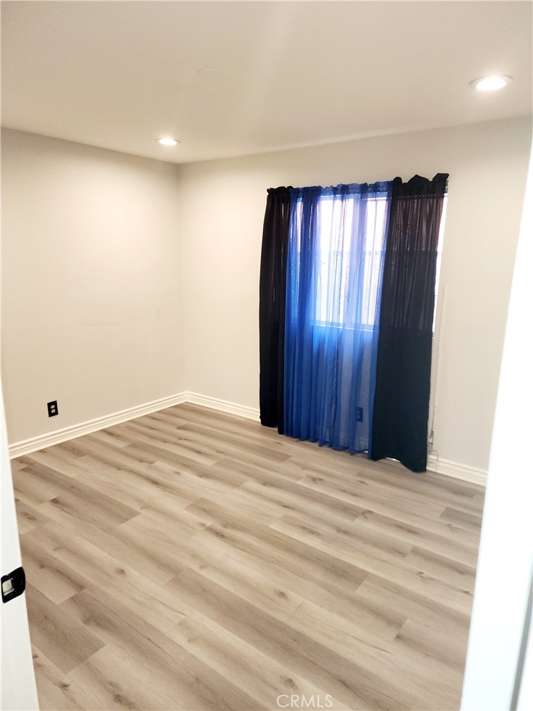 323 W 47th Property Photo 8