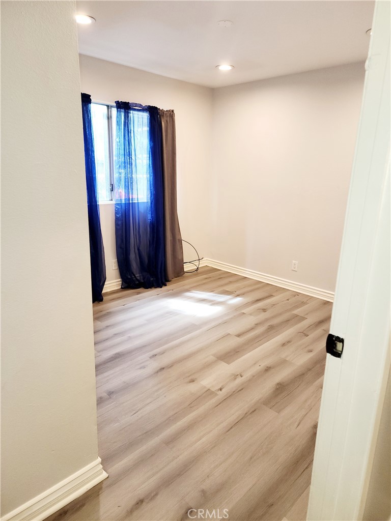 323 W 47th Property Photo 10