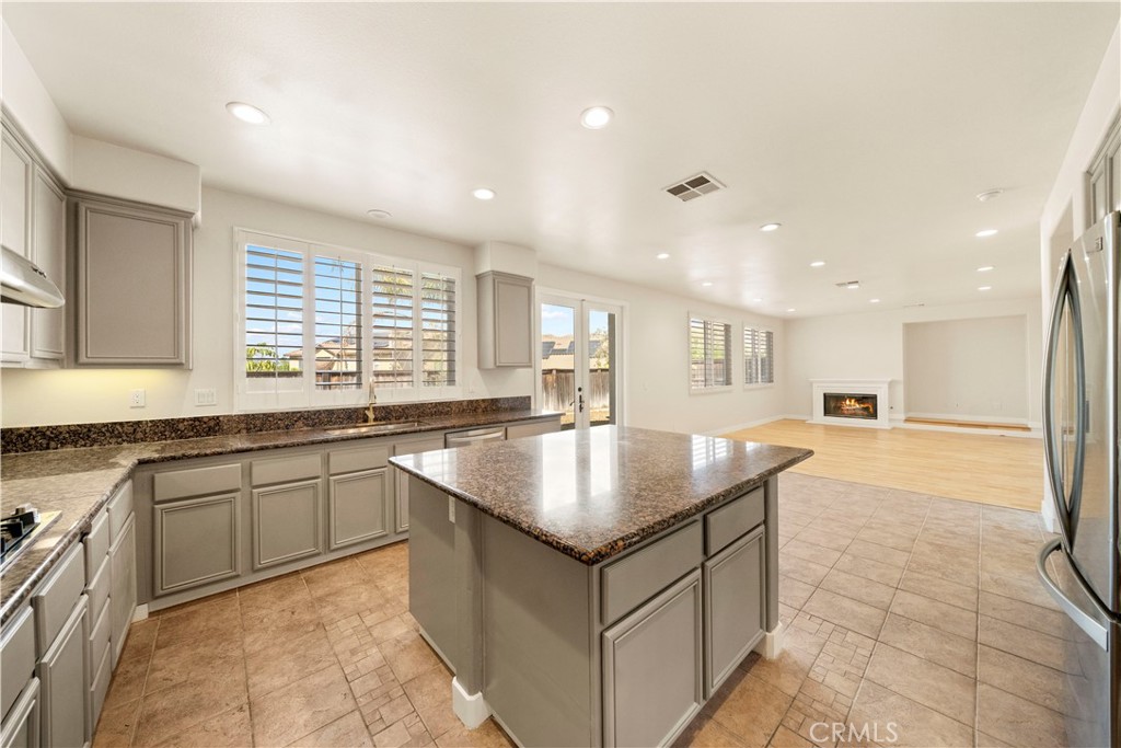 25122 Cliffrose Property Photo 7