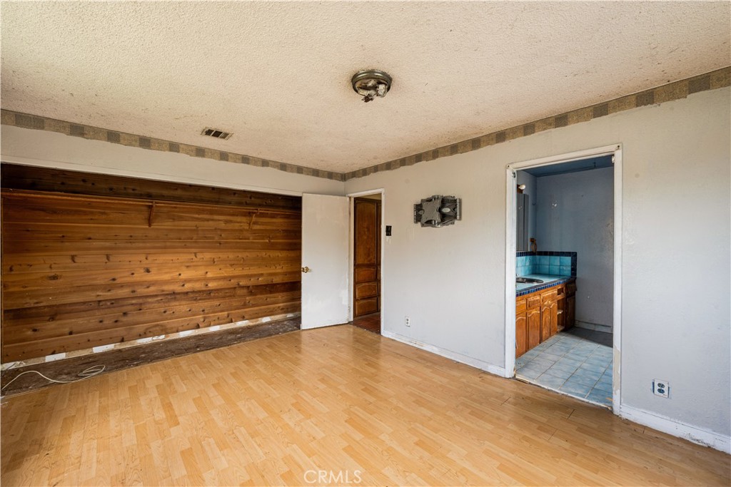 1405 S Center Avenue Property Photo 8