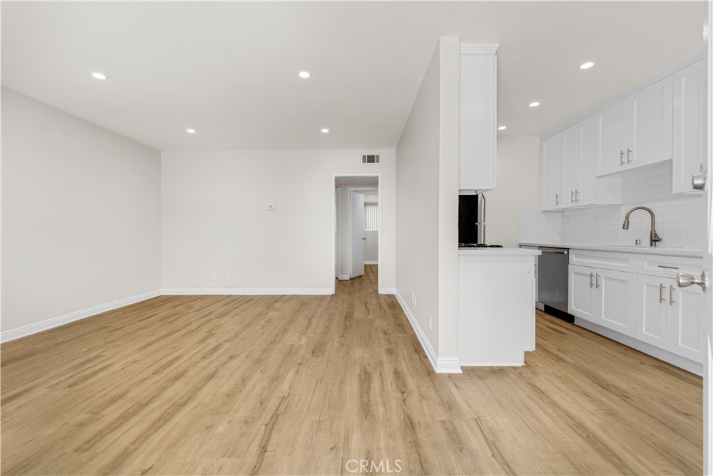 518 E Washington Property Photo 17