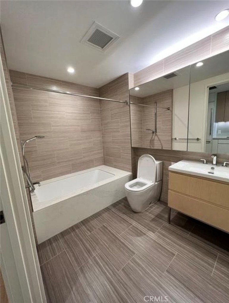 877 Francisco 1518 Property Photo 4