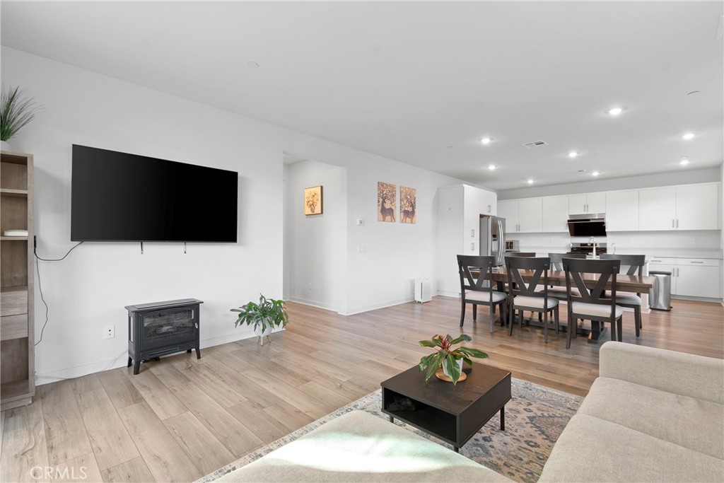 15946 Caterpillar Property Photo 3