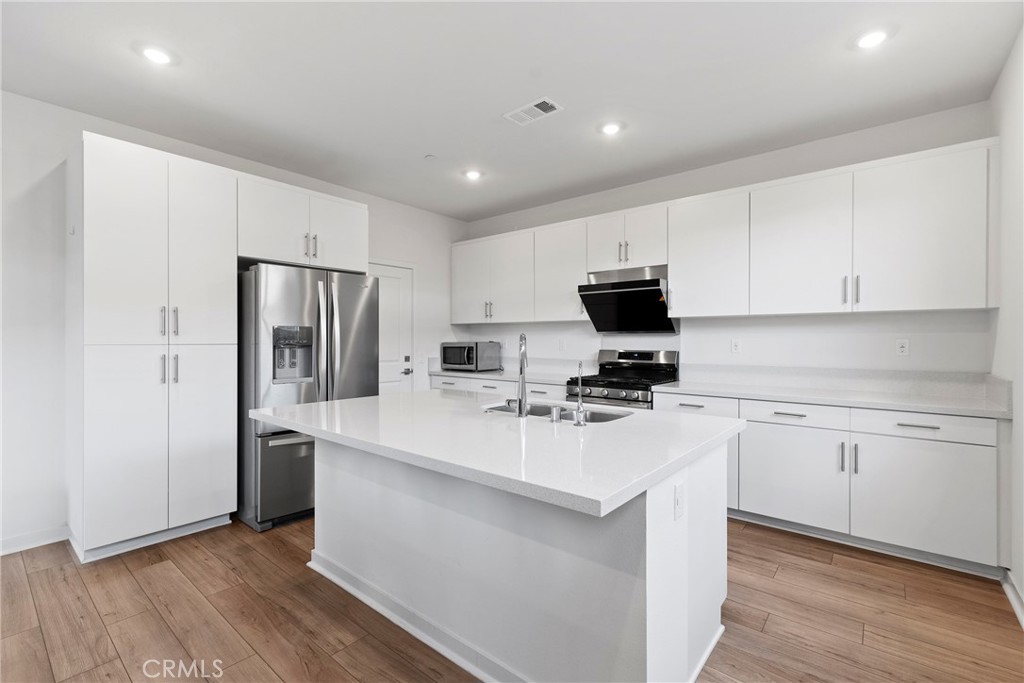 15946 Caterpillar Property Photo 4